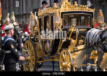 Lo stato pullman con la regina Elisabetta II arriva in piazza del Parlamento per la apertura della condizione del Parlamento 2015. Foto Stock