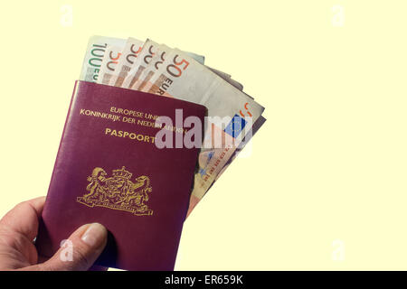 Passaporto europeo con eurobills Foto Stock