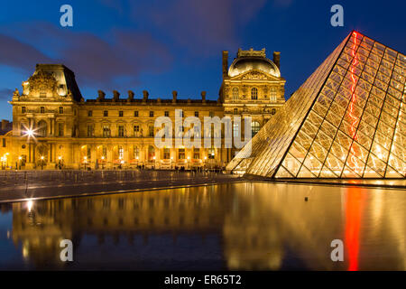 Twilight nel cortile del Musee du Louvre, Parigi, Francia Foto Stock