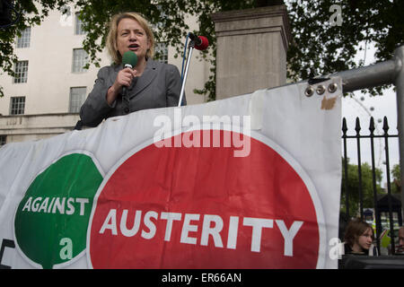 Londra, Regno Unito. Mercoledì 27 Maggio 2015. Il verde di leader di partito Natalie Bennett parla come gli studenti dimostrano di Westminster. Foto Stock