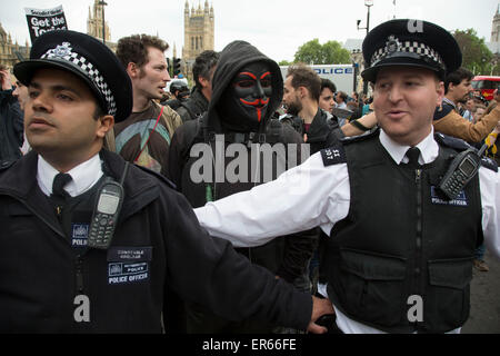 Londra, Regno Unito. Mercoledì 27 Maggio 2015. Gli studenti dimostrano di Westminster contro il Partito Tory tagli. La protesta è stata focalizzata su un Foto Stock