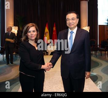 Palma di Mallorca in Spagna. 27 Maggio, 2015. Il premier cinese LI Keqiang (R) soddisfa con lo spagnolo vice primo ministro Soraya Saenz de Santamaria in Palma Di Mallorca in Spagna, 27 maggio 2015. Credito: Liu Weibing/Xinhua/Alamy Live News Foto Stock