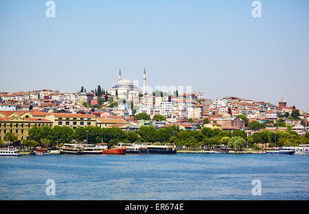 La vista sul Golden Horn sulla riva con edifici residenziale e Yavus Sultan Selim Mosque sulla sommità della collina, Istanbu Foto Stock