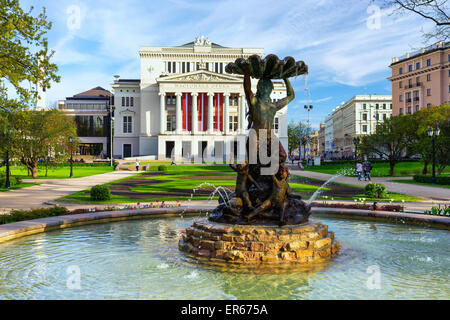 La fontana al Teatro dell'Opera e del Balletto a Riga in primavera in una giornata di sole. Lettonia Foto Stock