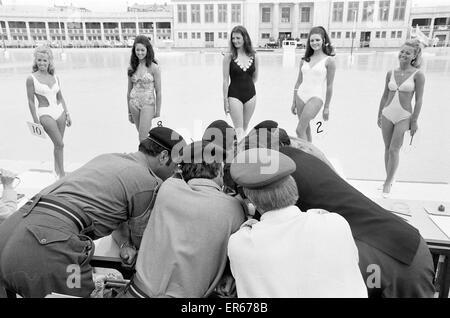 Miss Blackpool 1971, il concorso di bellezza calore 4. Modello e vincitore, Miss Carolyn Moore 18 da Nantwich, Cheshire, raffigurato con i giudici del concorso dal XII Light Air Defence Regiment. Il 24 giugno 1971. In agosto 1971, Carolyn era anche coronata Miss grande BRI Foto Stock