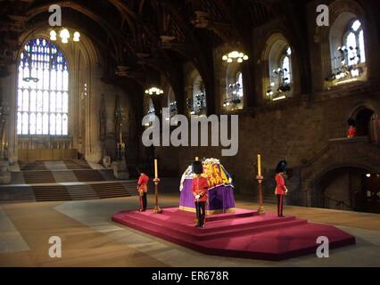 La bara della regina Elisabetta, la Regina madre che si trova in stato a Westminster Hall di Londra il 9 aprile 2002, Foto Stock