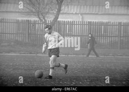 West Bromwich Albion giocatori fase una seconda a piedi fuori dalla formazione in 24 ore, venerdì 20 dicembre 1963. Nella foto, Manager Jimmy Hagan training da soli a freddo, in pantaloncini corti. Ventuno giocatori, due più di giovedì ha rifiutato di treno perché gestire Foto Stock