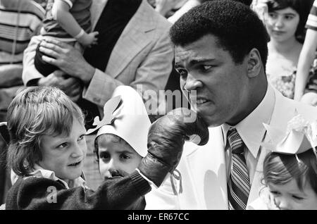 World Heavyweight Boxing champion Muhammad Ali ha presentato un sunshine coach sul nome della varietà club di Gran Bretagna, i bambini organizzazione di carità, all'ospedale per i bambini malati, Great Ormond Street. 11 Agosto 1977 Foto Stock