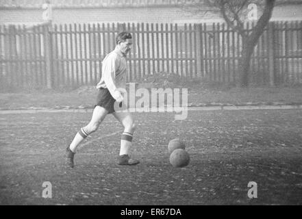 West Bromwich Albion giocatori fase una seconda a piedi fuori dalla formazione in 24 ore, venerdì 20 dicembre 1963. Nella foto, Manager Jimmy Hagan training da soli a freddo, in pantaloncini corti. Ventuno giocatori, due più di giovedì ha rifiutato di treno perché gestire Foto Stock