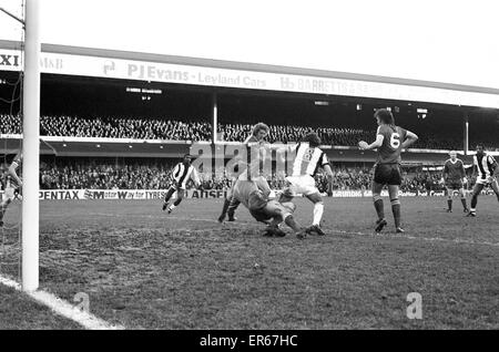 English League Division One corrispondono al The Hawthorns. West Bromwich Albion 2 v Middlesbrough 0. West Brom's Bryan Robson di causare problemi per la difesa di Middlesbrough. Il 9 dicembre 1978. Foto Stock