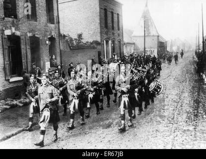 Pipers credere di essere della Cameron Highlander reggimento in marcia verso la frontline durante la battaglia della Somme. Circa il luglio 1916 Foto Stock