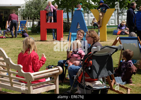 Festival di fieno, POWYS, GALLES - Maggio 2015 - Le famiglie e i bambini presso il Festival di fieno di trovare il tempo di rilassarsi sul prato del festival. Il Festival ha molti eventi e sessioni per i bambini. Foto Stock