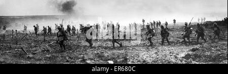 La presa di Vimy Ridge il lunedì di Pasqua, 9 Aprile, 1917. Truppe canadesi visto qui avanzando su no mans land e attraverso la tedesca filo spinato mentre sotto il fuoco. Foto Stock