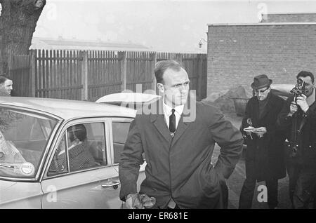 West Bromwich Albion giocatori fase una seconda a piedi fuori dalla formazione in 24 ore, venerdì 20 dicembre 1963. Ventuno giocatori, due più di giovedì ha rifiutato di treno perché manager Jimmy Hagan continua a non far loro indossare pantaloni tuta in bit Foto Stock