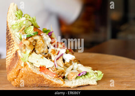 Spiedini di carne alla griglia in pane nel ristorante closeup Foto Stock