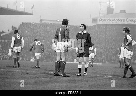 Birmingham City 1-1 Arsenal league a St Andrews, sabato 23 dicembre 1972. Arbitro parla con Bob Wilson, Arsenal portiere. Foto Stock