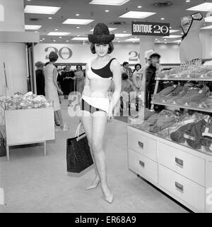 Abbigliamento: Mode: Parigi: Donna (Debbie Attwood) visto qui shopping in una Parigi department store per i più recenti modelli francesi. Maggio 1963 B1612A Foto Stock