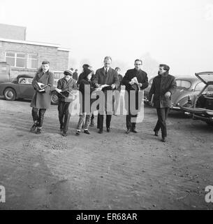 West Bromwich Albion giocatori fase una seconda a piedi fuori dalla formazione in 24 ore, venerdì 20 dicembre 1963. Ventuno giocatori, due più di giovedì ha rifiutato di treno perché manager Jimmy Hagan continua a non far loro indossare pantaloni tuta in bit Foto Stock