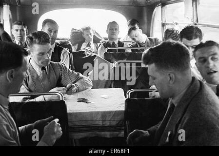 Il Derby County team ritornerà a casa con la FA Cup Trofeo dopo la loro vittoria su Charlton Athletic in Finale a Wembley. Mostra immagine: i membri del team le carte da gioco in pullman sulla via del ritorno al Derby. Il 1 maggio 1946. Foto Stock