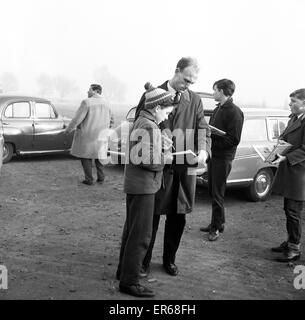 West Bromwich Albion giocatori fase una seconda a piedi fuori dalla formazione in 24 ore, venerdì 20 dicembre 1963. Ventuno giocatori, due più di giovedì ha rifiutato di treno perché manager Jimmy Hagan continua a non far loro indossare pantaloni tuta in bit Foto Stock