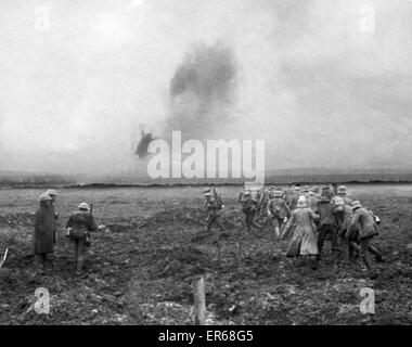 I soldati tedeschi arrendersi alle truppe canadesi, Vimy Ridge, all'inizio della battaglia di Arras, 9 aprile 1917. La campagna ha avuto successo, tuttavia la presa di Vimy Ridge costo canadesi 11.000 vittime. Il 9 aprile 1917 Foto Stock