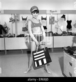 Abbigliamento: Mode: Parigi: Donna (Debbie Attwood) visto qui shopping in una Parigi department store per i più recenti modelli francesi. Maggio 1963 B1612A-003 Foto Stock