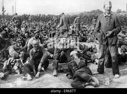 Prigionieri di guerra tedeschi da somme offensivo stanco e footsore, hanno appena arrivati al loro accampamento. La prima cosa che devono fare è di facilitare i loro piedi rimuovendo i loro pesanti stivali. Foto Stock