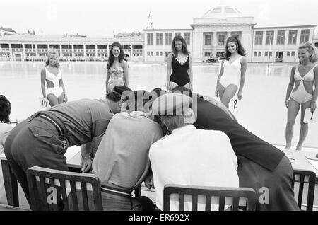 Miss Blackpool 1971, il concorso di bellezza calore 4. Modello e vincitore, Miss Carolyn Moore 18 da Nantwich, Cheshire, raffigurato con i giudici del concorso dal XII Light Air Defence Regiment. Il 24 giugno 1971. In agosto 1971, Carolyn era anche coronata Miss grande BRI Foto Stock