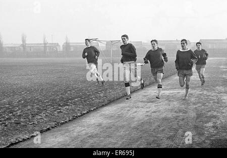 West Bromwich Albion giocatori fase una seconda a piedi fuori dalla formazione in 24 ore, venerdì 20 dicembre 1963. Terzo & i giovani giocatori di squadra testa di formazione, indossare pantaloni corti. Ventuno prima squadra giocatori, due più di giovedì ha rifiutato di treno perché ma Foto Stock