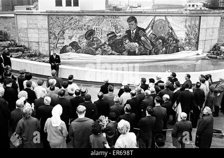 Inaugurazione del Presidente Kennedy 160.000 pezzo memorial mosaico, situato in giardini Kennedy, St Chad's Circus, Birmingham. Progettato da Kenneth Budd. Svelata 8 luglio 1968. Foto Stock