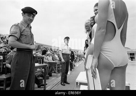 Miss Blackpool 1971, il concorso di bellezza calore 4. Modello e vincitore, Miss Carolyn Moore 18 da Nantwich, Cheshire, raffigurato con i giudici del concorso dal XII Light Air Defence Regiment. Il 24 giugno 1971. In agosto 1971, Carolyn era anche coronata Miss grande BRI Foto Stock