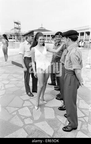 Miss Blackpool 1971, il concorso di bellezza calore 4. Modello e vincitore, Miss Carolyn Moore 18 da Nantwich, Cheshire, raffigurato con i giudici del concorso dal XII Light Air Defence Regiment. Il 24 giugno 1971. In agosto 1971, Carolyn era anche coronata Miss grande BRI Foto Stock