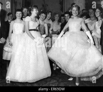 Abbigliamento Moda 1959: il Daily Mirror sfera adolescenti avviene stasera al Waldorf Hotel. Il lettone sorelle rifugiati Jenkevics Inara (sinistra) e sua sorella Mara a mostrare i loro abiti nuovi. Mara del vestito è stato realizzato da Norman Hartnell. Dicembre 1959 P0218 Foto Stock