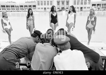 Miss Blackpool 1971, il concorso di bellezza calore 4. Modello e vincitore, Miss Carolyn Moore 18 da Nantwich, Cheshire, raffigurato con i giudici del concorso dal XII Light Air Defence Regiment. Il 24 giugno 1971. In agosto 1971, Carolyn era anche coronata Miss grande BRI Foto Stock