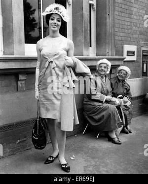 Abbigliamento moda : Ascot cappelli. Miss Carol Jeffery (20) indossare rigido bianco pizzo con rose hat guardato da due anziane signore. Giugno 1965 P002856 Foto Stock
