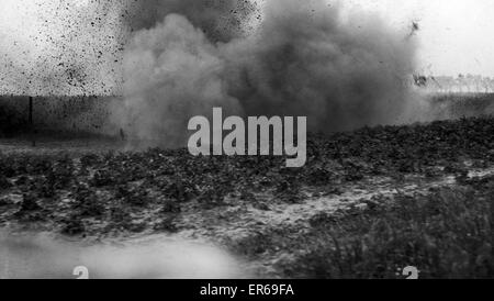 Il bombardamento canadese il tentativo di tagliare il filo sul fronte della Somme. 26 Luglio 1916 Foto Stock