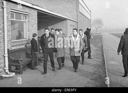 West Bromwich Albion giocatori fase una seconda a piedi fuori dalla formazione in 24 ore, venerdì 20 dicembre 1963. Ventuno giocatori, due più di giovedì ha rifiutato di treno perché manager Jimmy Hagan continua a non far loro indossare pantaloni tuta in bit Foto Stock