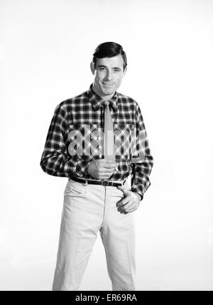 Abbigliamento: moda: Menswear: uomo che indossa camicia a quadretti. Modello: Pietro Antonio. 1962 B1438D-003 Foto Stock