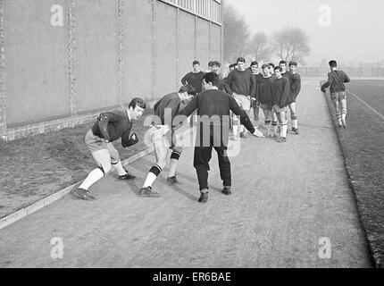 West Bromwich Albion giocatori fase una seconda a piedi fuori dalla formazione in 24 ore, venerdì 20 dicembre 1963. Terzo & i giovani giocatori di squadra testa di formazione, indossare pantaloni corti. Ventuno prima squadra giocatori, due più di giovedì ha rifiutato di treno perché ma Foto Stock