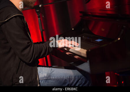 Manhattan, New York, Stati Uniti d'America. 18 Maggio, 2015. ANTON ZASLAVSKI, meglio noto con il suo nome di fase ZEDD, celebra il rilascio del suo nuovo album ''True Colors" con una performance della canzone ''True Colors'' all'Empire State Building, mattino martedì 19, 2015. © Bryan Smith/ZUMA filo/Alamy Live News Foto Stock