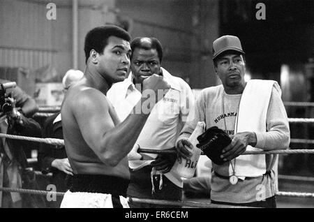 Muhammad Ali si prende una pausa da allenamento in vista di questa terza lotta con Ken Norton con angolo uomo Drew Bundini Brown (centro) di posa per le telecamere a Gleason la palestra in New York. 26 Agosto 1976 Foto Stock