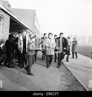 West Bromwich Albion giocatori fase una seconda a piedi fuori dalla formazione in 24 ore, venerdì 20 dicembre 1963.Il WALKOUT . . . (Da sinistra a destra) Alec Jackson, Brion Macready, Bobby Crom, Don Howe, Roy Potter, Graham Williams, Jock Bannister e Tony Millington Foto Stock