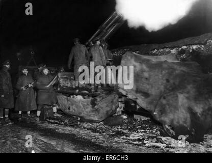 Un britannico 13 pounder anti aerei pistola a su Daimler Mk.3 camion visto qui in azione durante la notte nei pressi di Wailly, 16 aprile 1916. Foto Stock