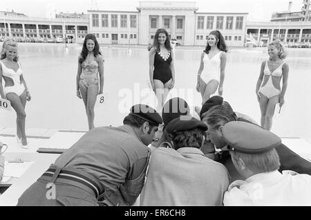 Miss Blackpool 1971, il concorso di bellezza calore 4. Modello e vincitore, Miss Carolyn Moore 18 da Nantwich, Cheshire, raffigurato con i giudici del concorso dal XII Light Air Defence Regiment. Il 24 giugno 1971. In agosto 1971, Carolyn era anche coronata Miss grande BRI Foto Stock