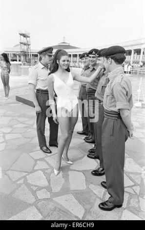 Miss Blackpool 1971, il concorso di bellezza calore 4. Modello e vincitore, Miss Carolyn Moore 18 da Nantwich, Cheshire, raffigurato con i giudici del concorso dal XII Light Air Defence Regiment. Il 24 giugno 1971. In agosto 1971, Carolyn era anche coronata Miss grande BRI Foto Stock