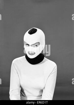 Abbigliamento: moda: Cappelli: donna che indossa passamontagna hat. Modello: Della-Pat giovani. 1965 B1907-001 Foto Stock