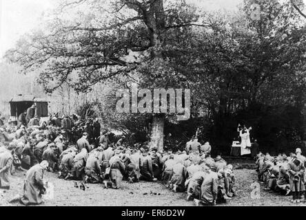 Soldati francesi a tenere una messa per i loro compagni caduti appena dietro la linea del fronte nei pressi di Argonne circa gennaio 1915 Foto Stock