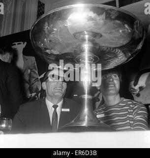 Beryl Burton e Henry Cooper ha presentato con il top sportivo e sportive di l'anno i premi in un pranzo presso il Savoy Hotel London 8 novembre 1967. Beryl Burton un ciclista racing e uno di Gran Bretagna più grande di sempre gli atleti. Ella ha dominato le donne¿ cycle ra Foto Stock