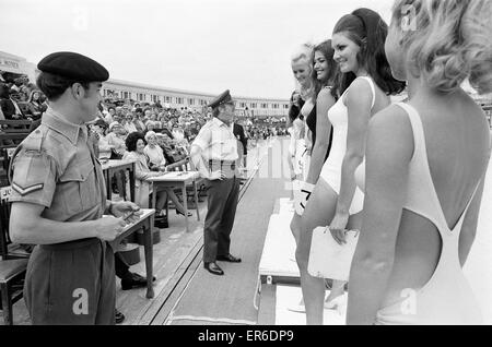 Miss Blackpool 1971, il concorso di bellezza calore 4. Modello e vincitore, Miss Carolyn Moore 18 da Nantwich, Cheshire, raffigurato con i giudici del concorso dal XII Light Air Defence Regiment. Il 24 giugno 1971. In agosto 1971, Carolyn era anche coronata Miss grande BRI Foto Stock