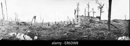 Battaglia di Messines Ridge. Le truppe britanniche di visualizzazione del purè di resti di un bunker tedesco e trincee in legno OOstaverne. 11 Giugno 1917 Foto Stock